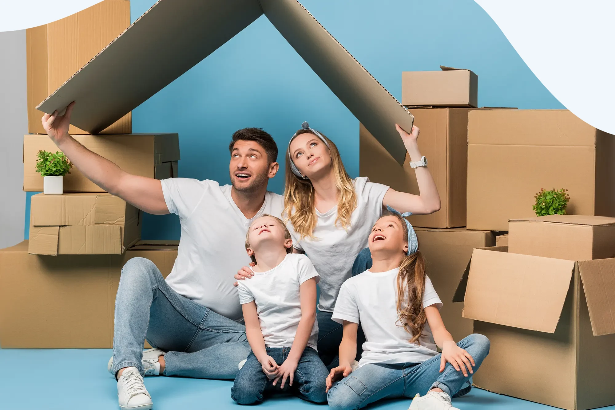 A happy family with the provided insurance for the move from the moving company