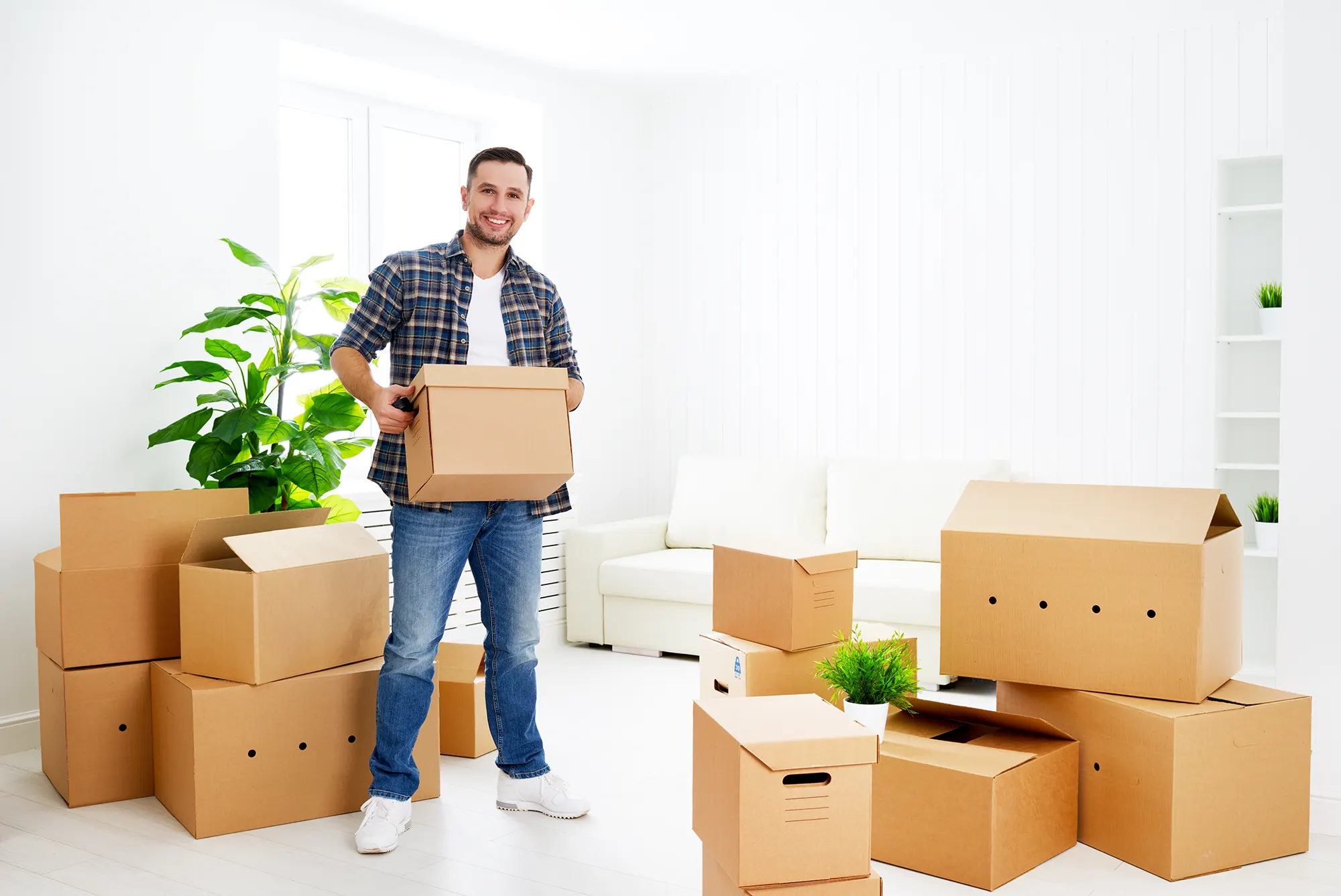 Man-holding-a-box-moving-out
