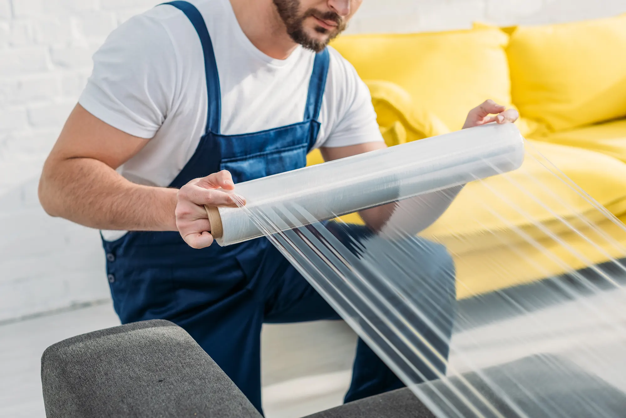 Moving-service-wrapping-furniture