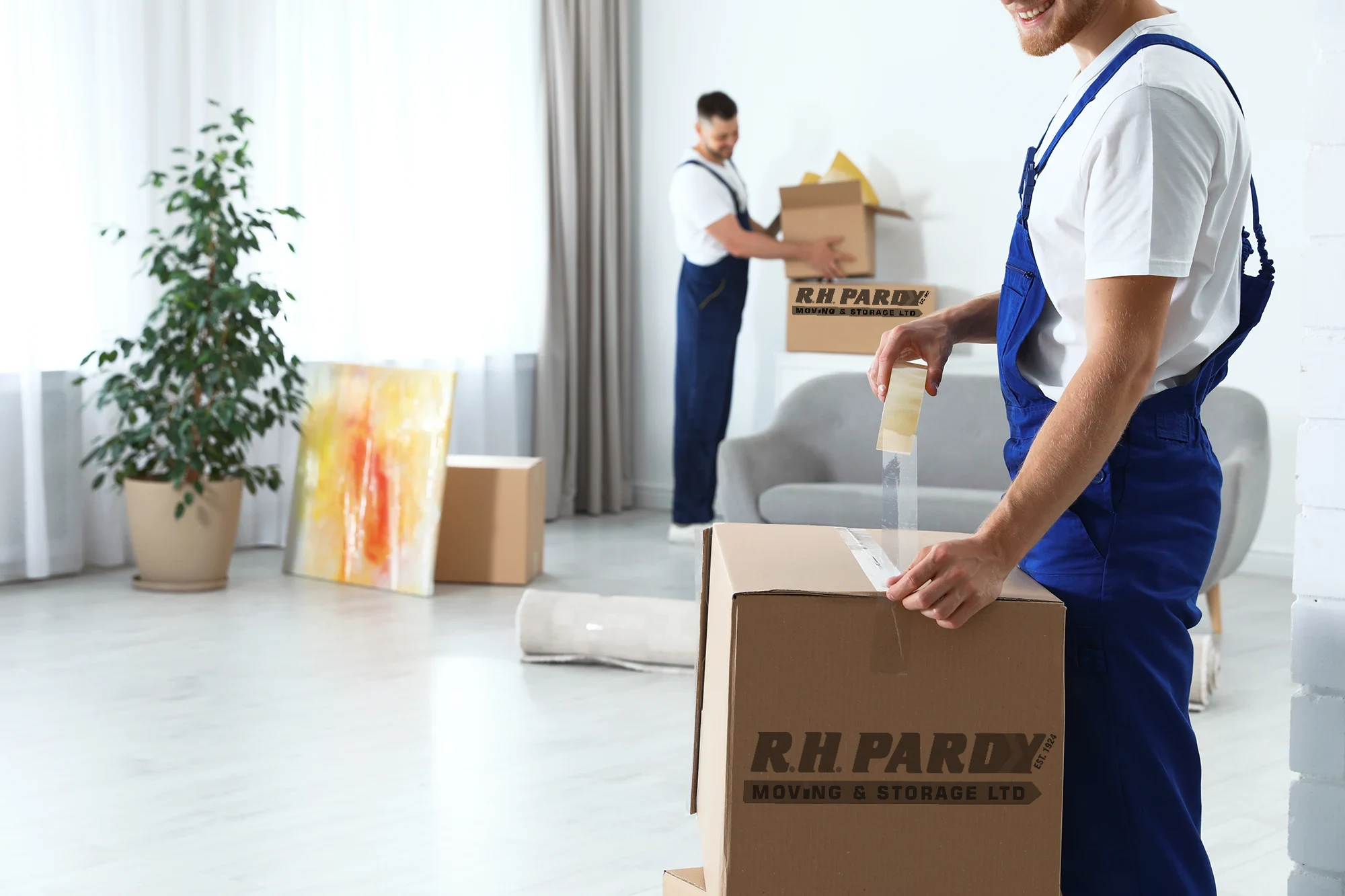 A moving company service helping packing to move home