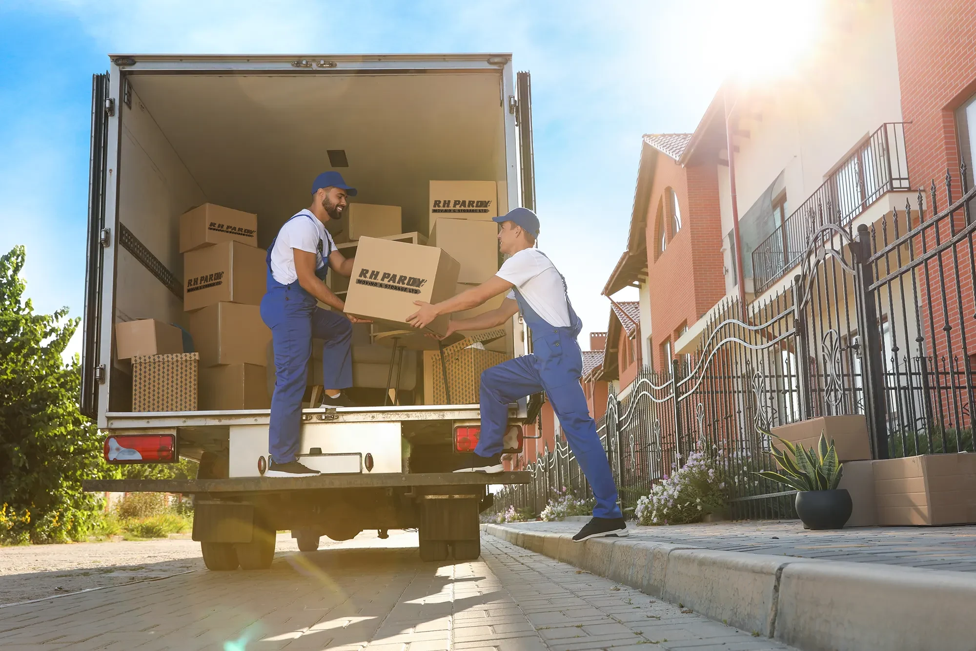 Read more about the article Why You Should Choose a Professional Removal Company vs Man & Van Removals
