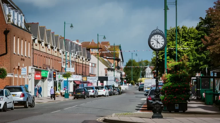 Read more about the article Living in New Milton: A 2025 Relocation Guide to the New Forest’s Coastal TownLiving in New Milton – 9 Great Reasons to Move to the Area